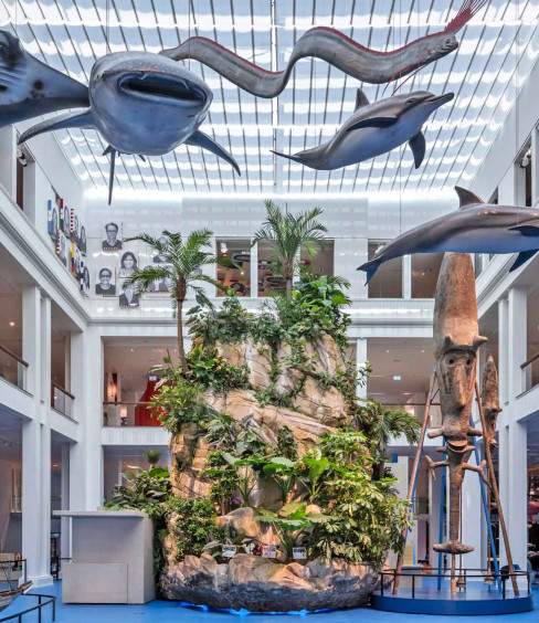 Der blaue Kontinent Lichthof mit Insel und schwebenden Fischen c Uebersee Museum